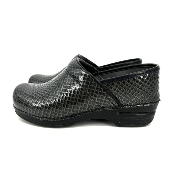 Dansko XP Patent Leather Faux Reptile Skin Charcoal Grey Silver Mule Clog 38 - Picture 2 of 8